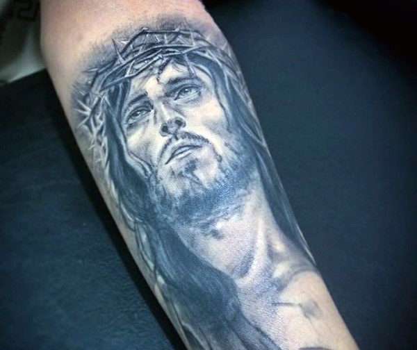 Tatuaje de Jesús en antebrazo