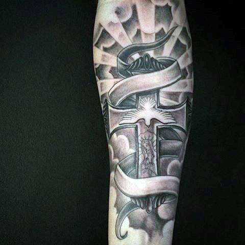 Tatuaje cristiano en el brazo