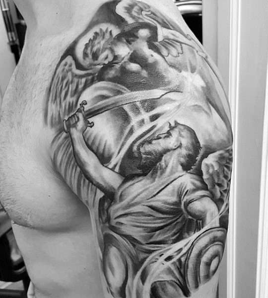 Tatuaje cristiano en brazo y hombro