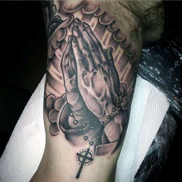 Tatuajes cristianos - manos rezando y un rosario