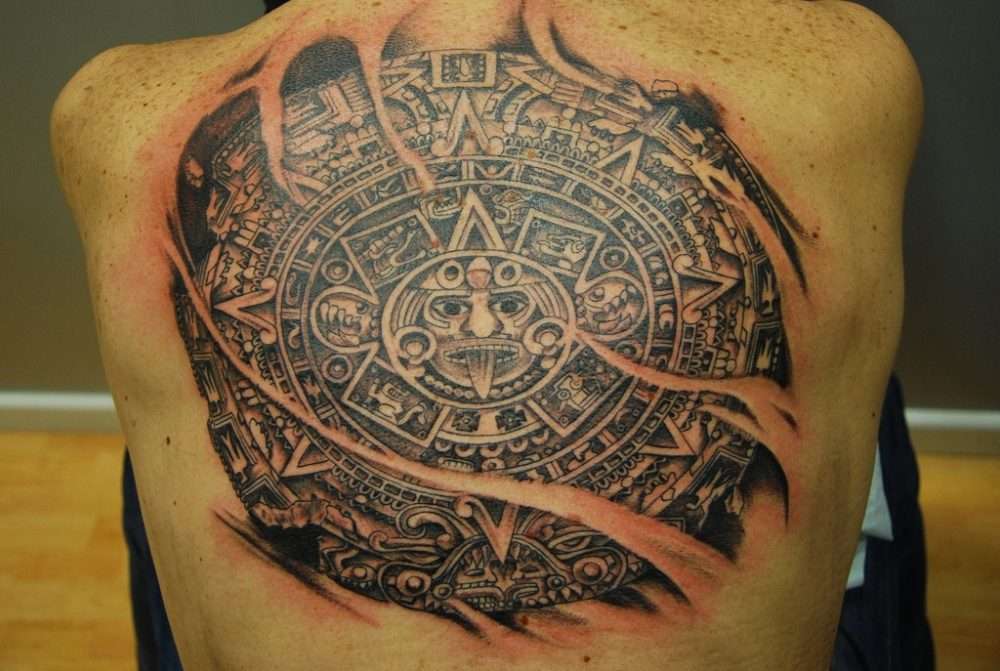 Tatuaje de calendario azteca ampliado