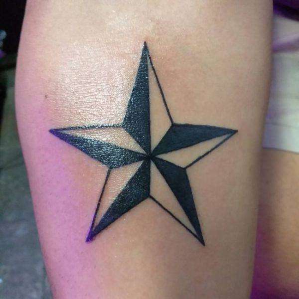 Tatuaje de estrella náutica