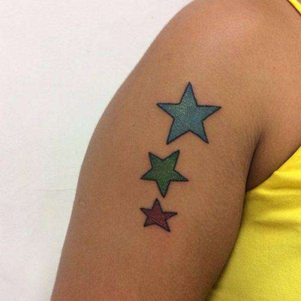 Tatuaje de estrellas en colores brillantes