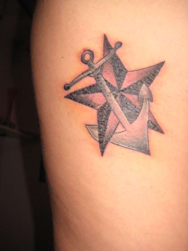 Tatuaje de estrella náutica con ancla