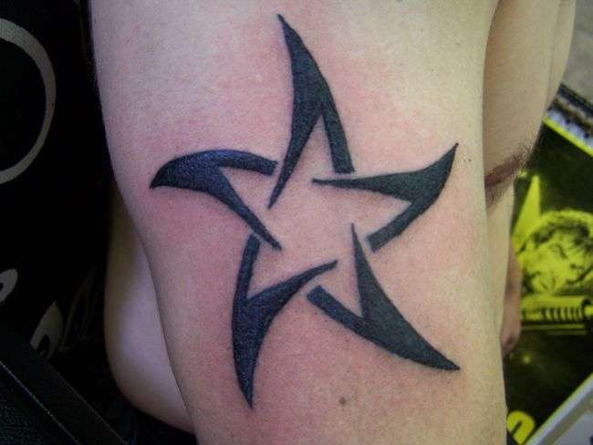Tatuaje de estrella estilo tribal