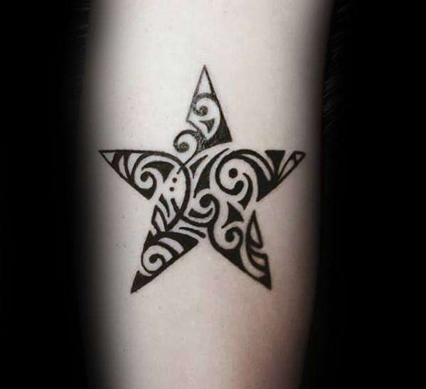 Tatuaje de estrella con diseño tribal