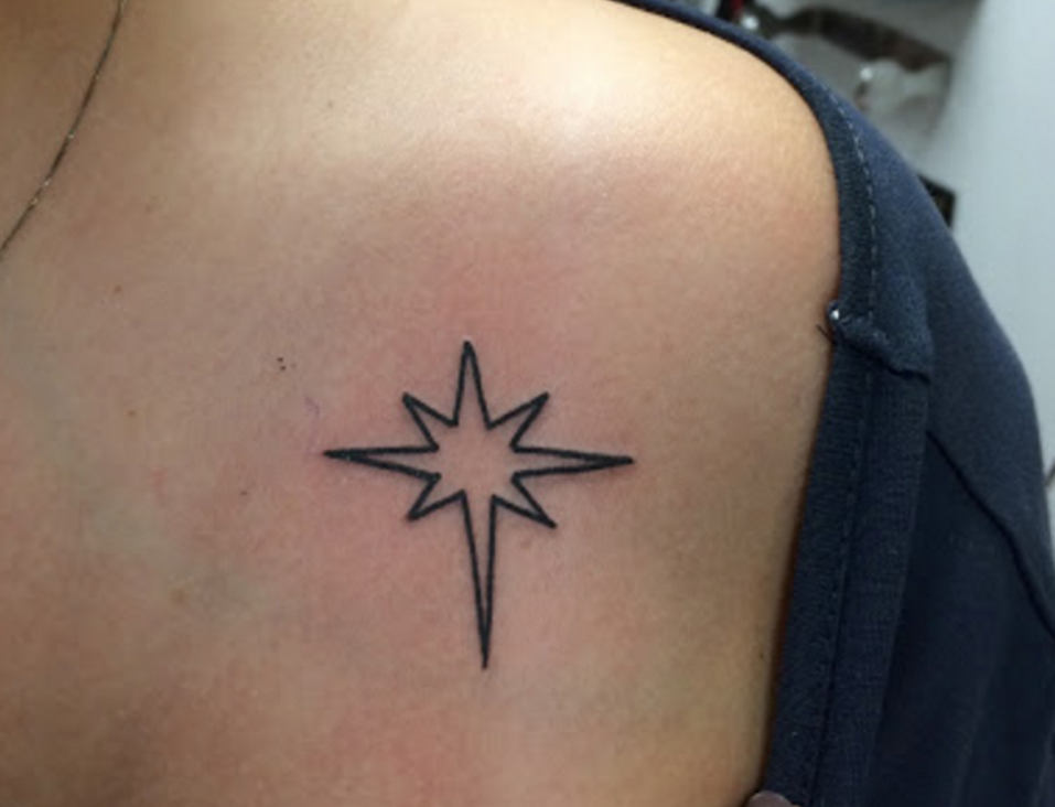 Tatuaje de estrella de ocho puntas