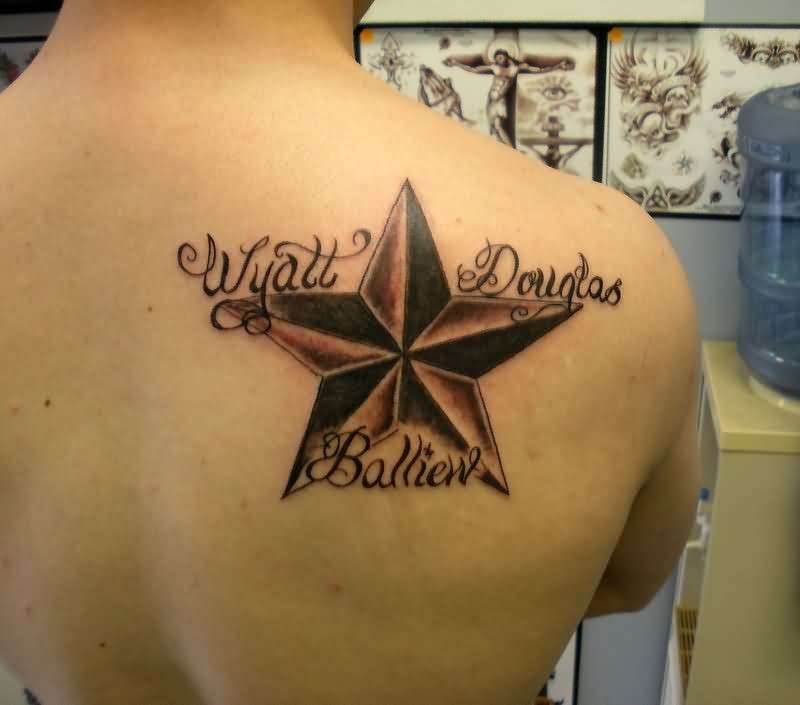 Tatuaje de estrella náutica con nombres
