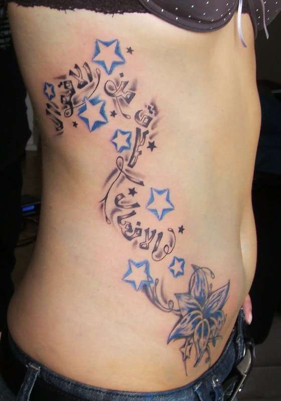 Tatuaje de estrellas y flor