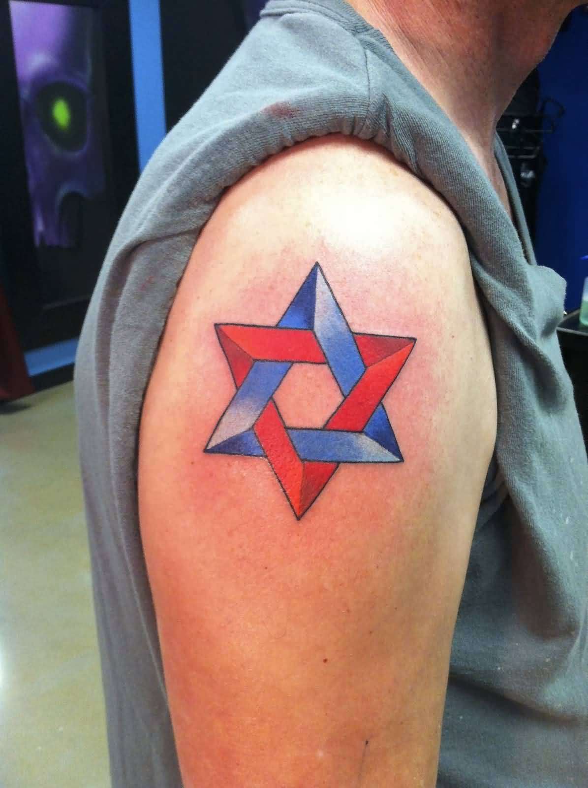 Tatuaje estrella de David en rojo y azul
