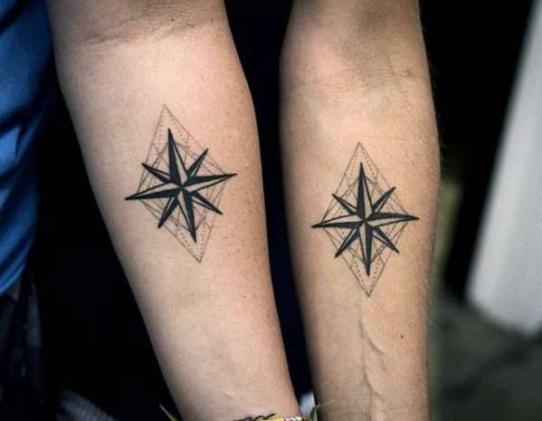 Tatuaje de estrella de ocho puntas en pareja
