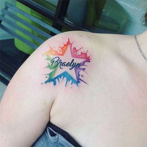 Tatuaje de estrella en negativo con nombre