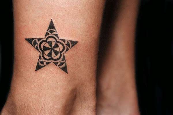 Tatuaje de estrella con patrón en blanco y negro