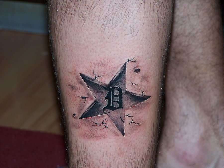 Tatuaje de estrella con inicial