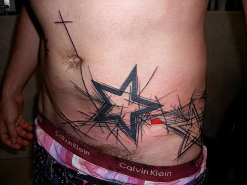 Tatuaje de estrellas con rayas y cruz
