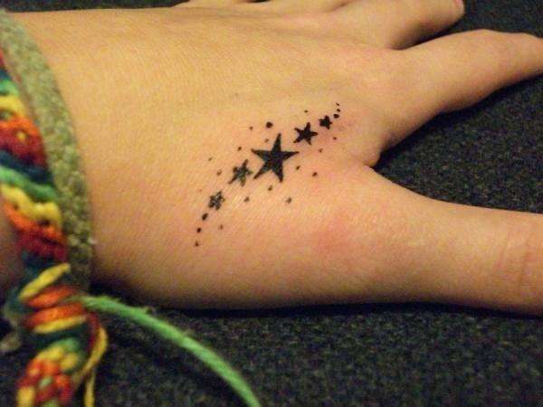 Tatuaje de estrellas pequeñas en la mano