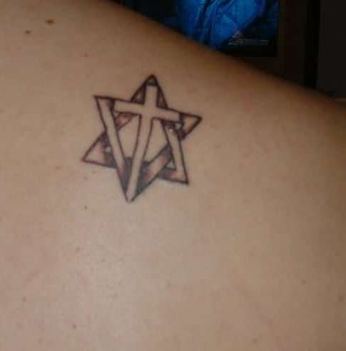 Tatuaje estrella de David y cruz