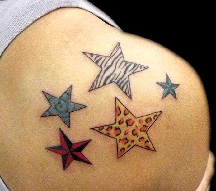 Tatuaje de estrellas de colores en el hombro