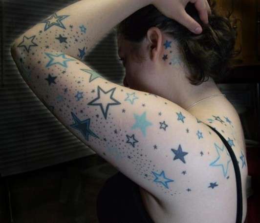 Tatuaje de estrellas en azul