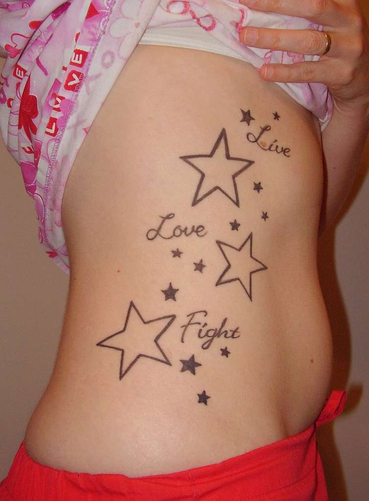Tatuaje de estrellas en lateral