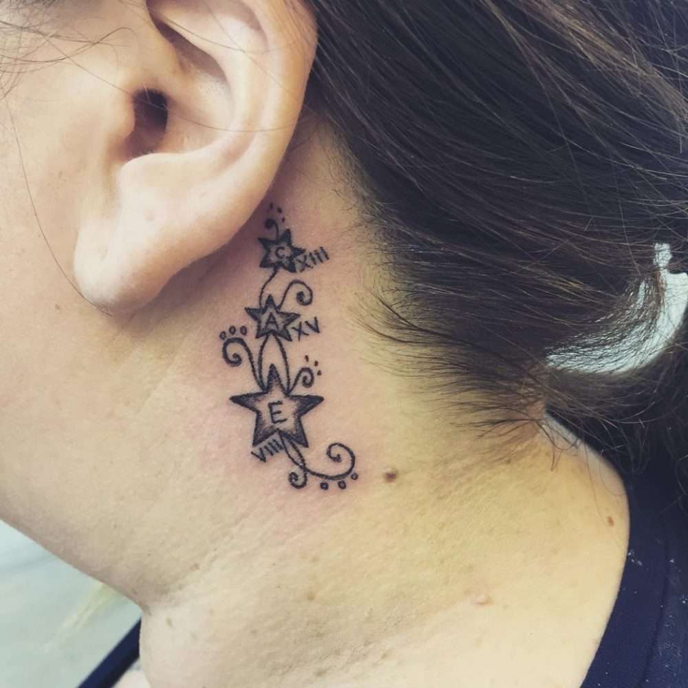 Tatuaje de estrellas detrás de la oreja