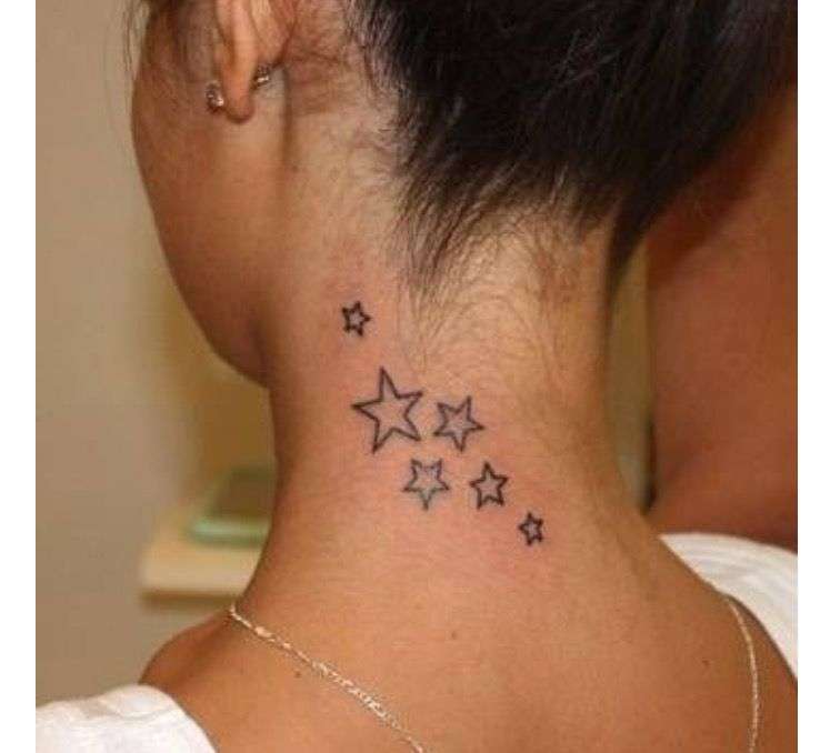 Tatuaje de estrellas en la nuca