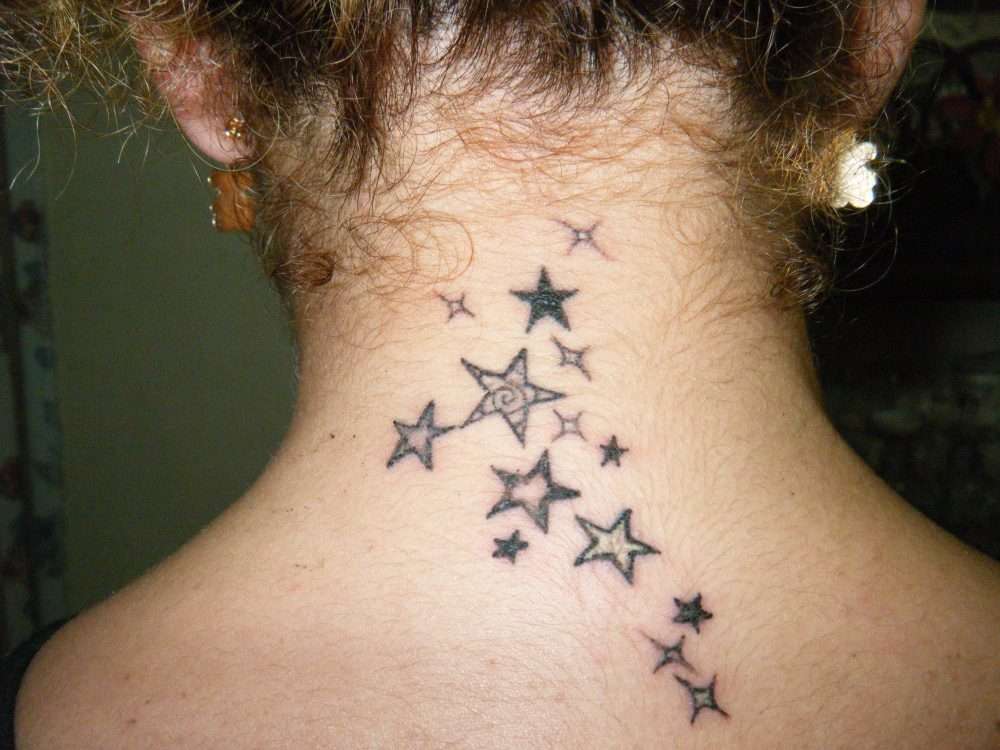 Tatuaje de estrellas en la nuca 2