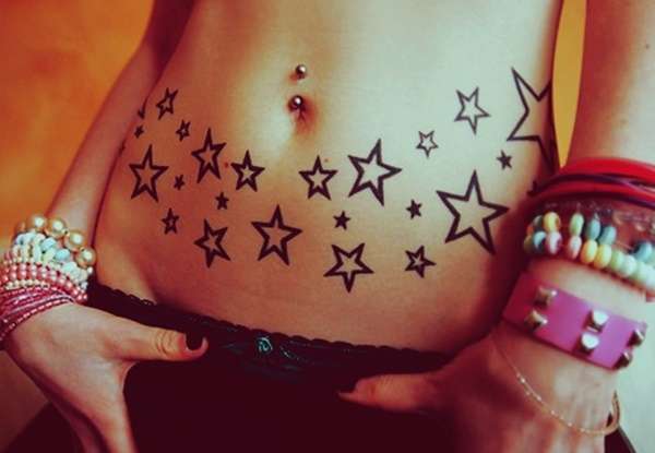 Tatuaje de estrellas en abdomen