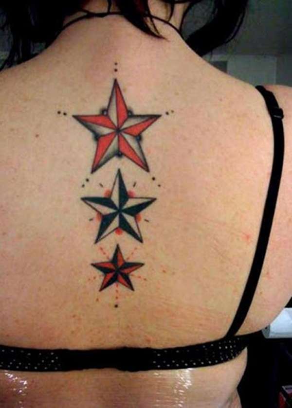 Tatuaje de estrellas náuticas en espalda
