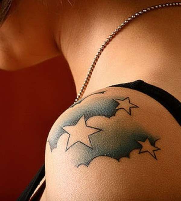 Tatuaje de estrellas en el hombro