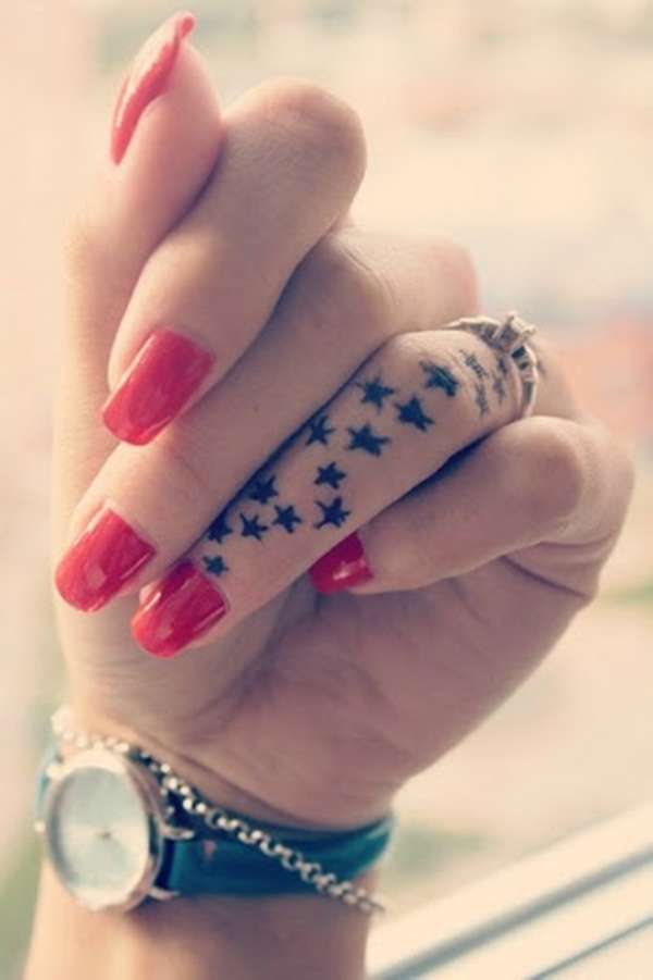 Tatuaje de estrellas en el dedo anular
