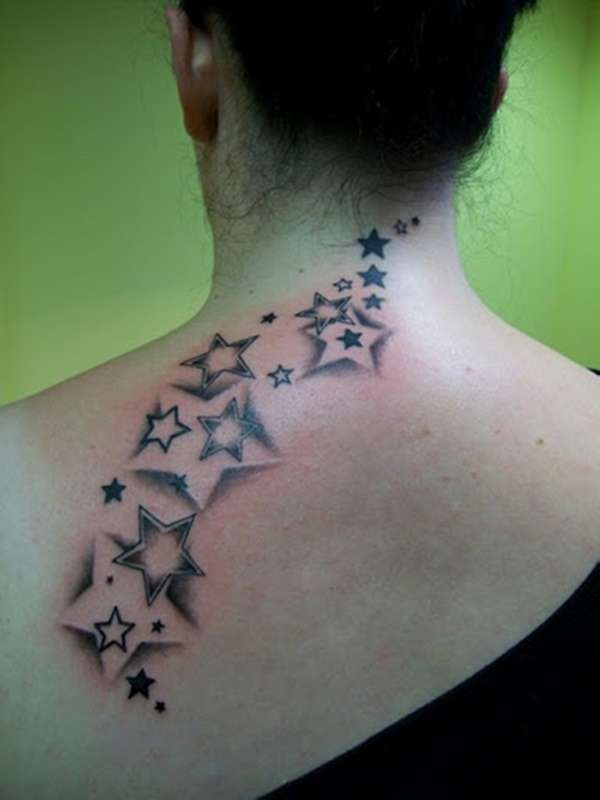 Tatuaje de estrellas espalda y nuca, distintos tamaños