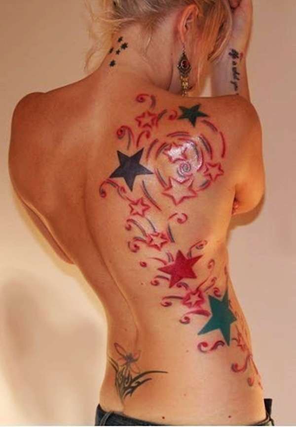 Tatuaje grande de estrellas en la espalda