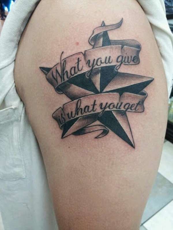 Tatuaje de estrella náutica con inscripción