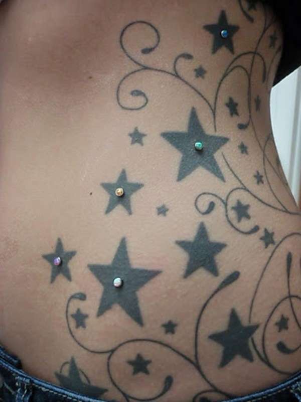 Tatuaje de estrellas con piercing
