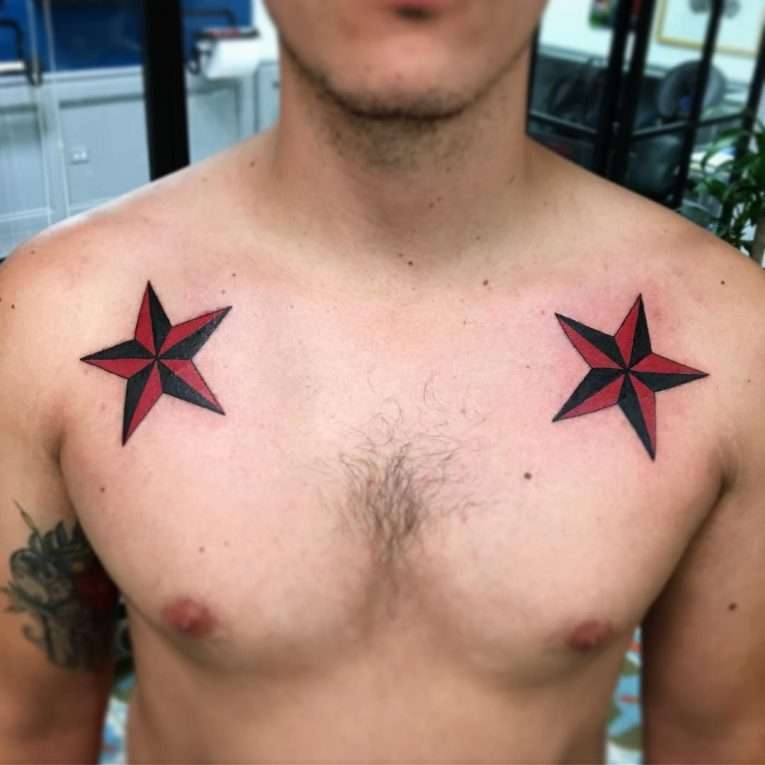 Tatuaje de dos estrellas náuticas en el pecho