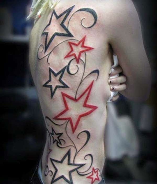 Tatuaje de estrellas negras y rojas
