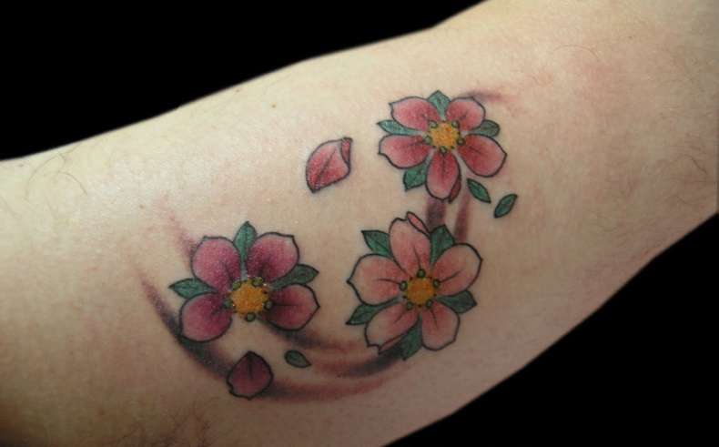 Tatuaje flores de cerezo deshojándose