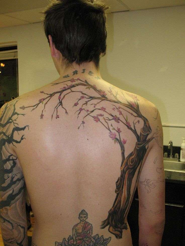 Tatuaje grande de árbol de cerezo en flor