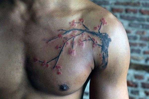 Tatuaje flores de cerezo sobre el pecho