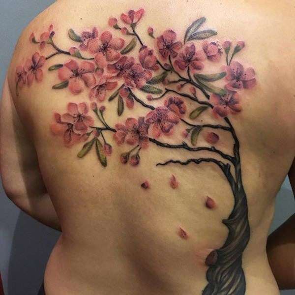 Tatuaje de flores de cerezo en toda la espalda