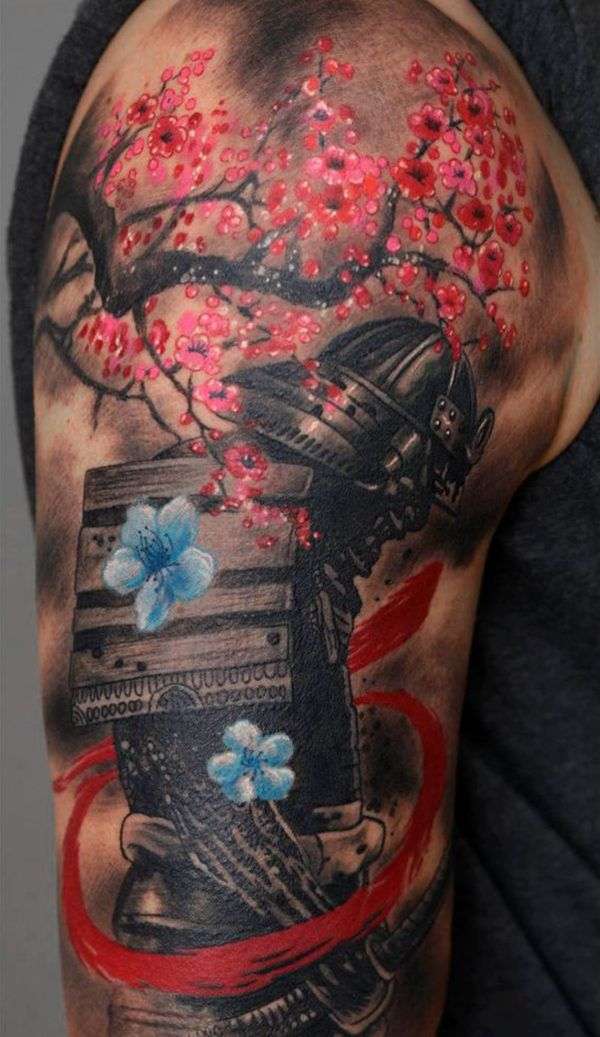 Tatuaje de flores de cerezo y samurai