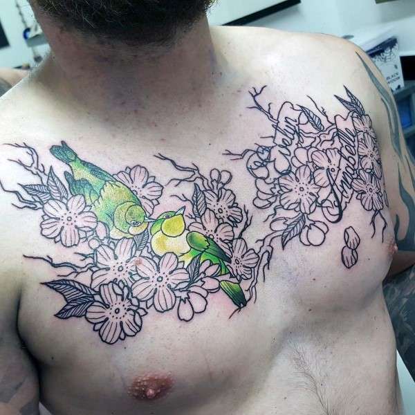 Tatuaje flores de cerezo y aves en verde