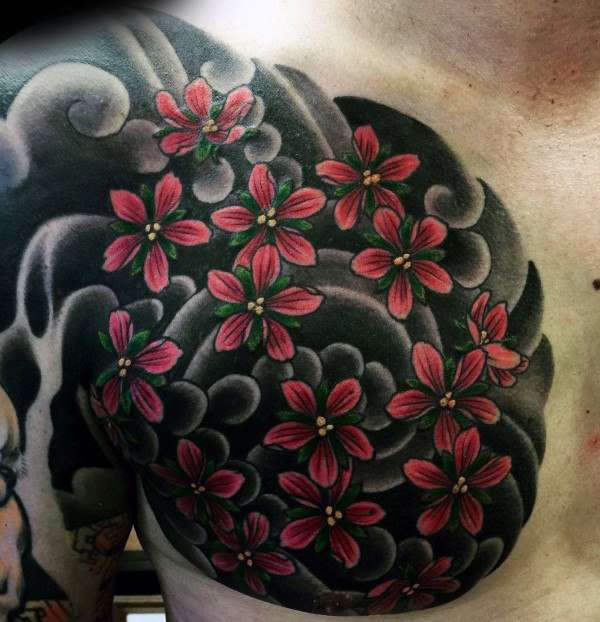 Tatuaje de flores de cerezo sobre fondo negro