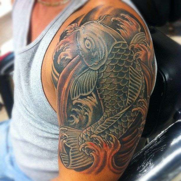 Tatuaje de pez koi negro río arriba