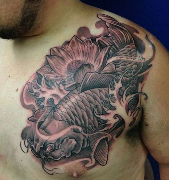 Tatuaje de pez koi negro con flor de loto