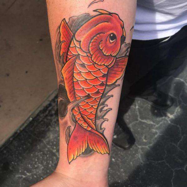Tatuaje de pez koi en antebrazo