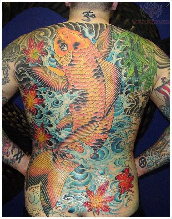 Tatuaje de pez koi naranja grande en la espalda