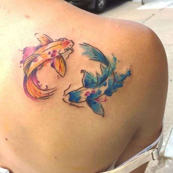 Tatuaje de peces koi naranja y azul