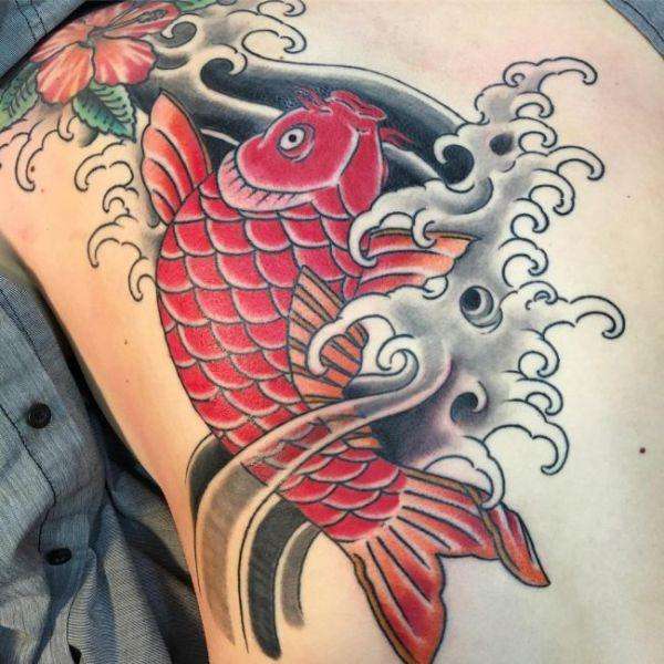 Tatuaje de pez koi rojo con flor